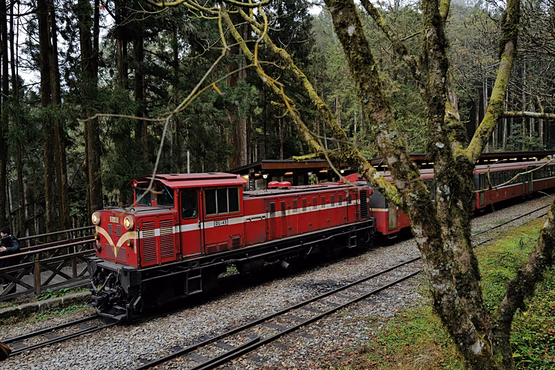 Ce train rouge est particulièrement populaire au lever du soleil, alors évitez cette heure si vous voulez échapper à la foule.