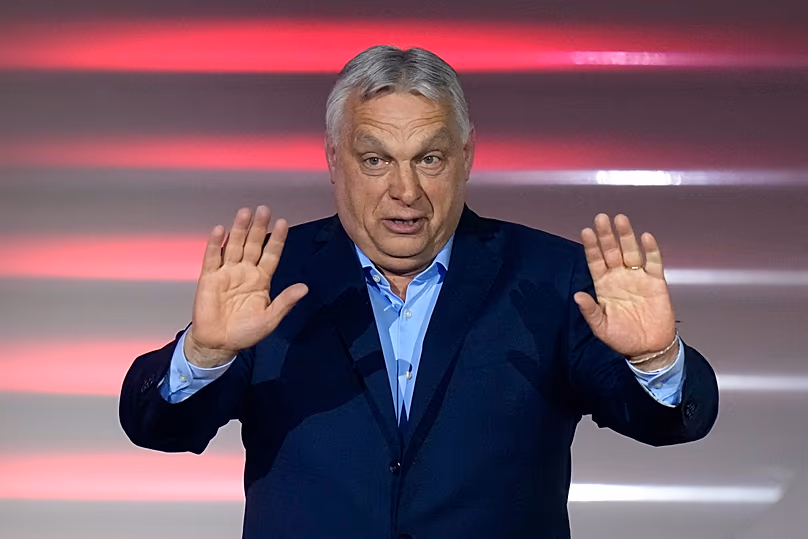 Le Premier ministre hongrois Viktor Orbán s'adresse à ses partisans après avoir reçu les résultats des élections législatives à Budapest, le 12 avril 2026.