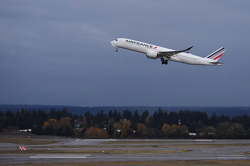 Un avion d'Air France décolle de l'aéroport international de Seattle-Tacoma, le 6 novembre 2025.