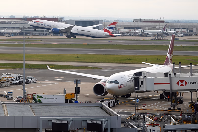 Un avion de British Airways décolle de l'aéroport d'Heathrow, le 22 mars 2025.