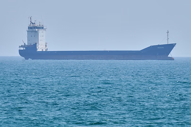 Un pétrolier est ancré dans le détroit d'Ormuz, au large de l'île de Qeshm, en Iran, le samedi 18 avril 2026.