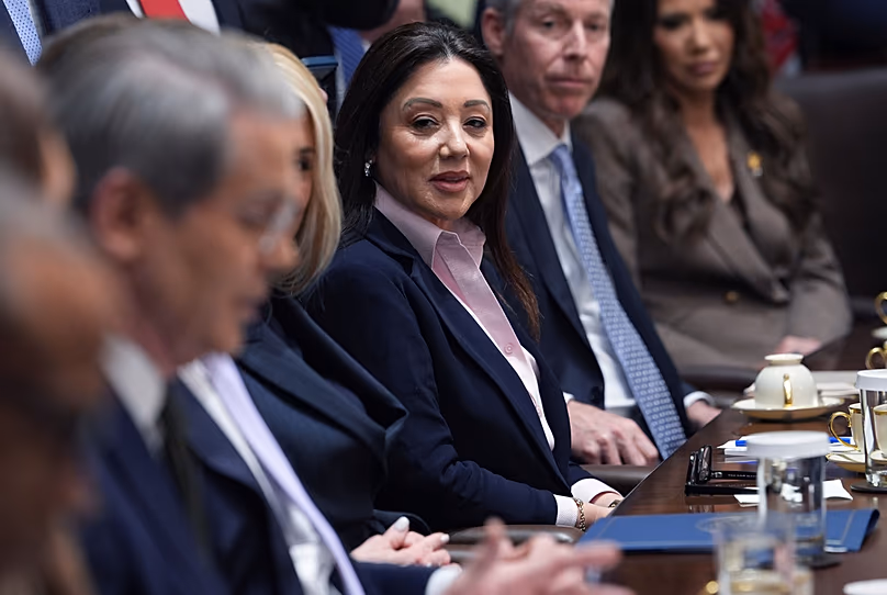 La secrétaire au Travail, Lori Chavez-DeRemer, écoute pendant que le secrétaire au Trésor, Scott Bessent, s'exprime lors d'une réunion du cabinet à la Maison Blanche, le jeudi 29 janvier 2026, à Washington.