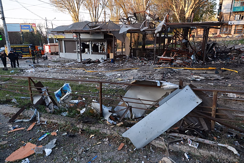 Une gare de transports publics détruite par l'attaque d'un drone russe à Zaporizhzhia, le 15 avril 2026.