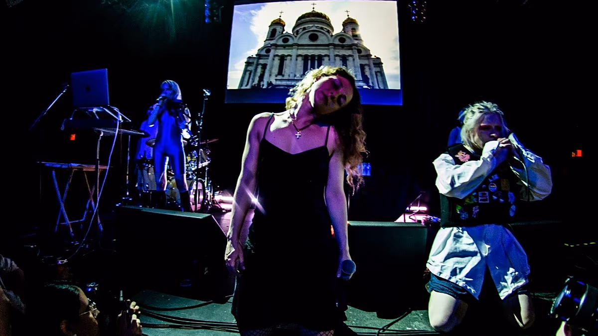 Voilà du punk dans vos yeux : le manifeste artistique provocateur des Pussy Riot arrive en Europe