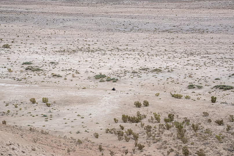 Un homme chevauche dans le désert qui était autrefois le lit de la mer d'Aral, près de Muynak, en Ouzbékistan, le 24 juin 2023.