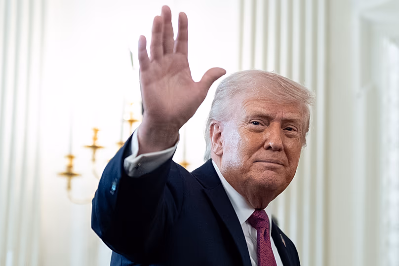 Le président américain Donald Trump salue son départ après un événement pour les champions nationaux de la NCAA dans la salle à manger d'État de la Maison Blanche, le 21 avril 2026.