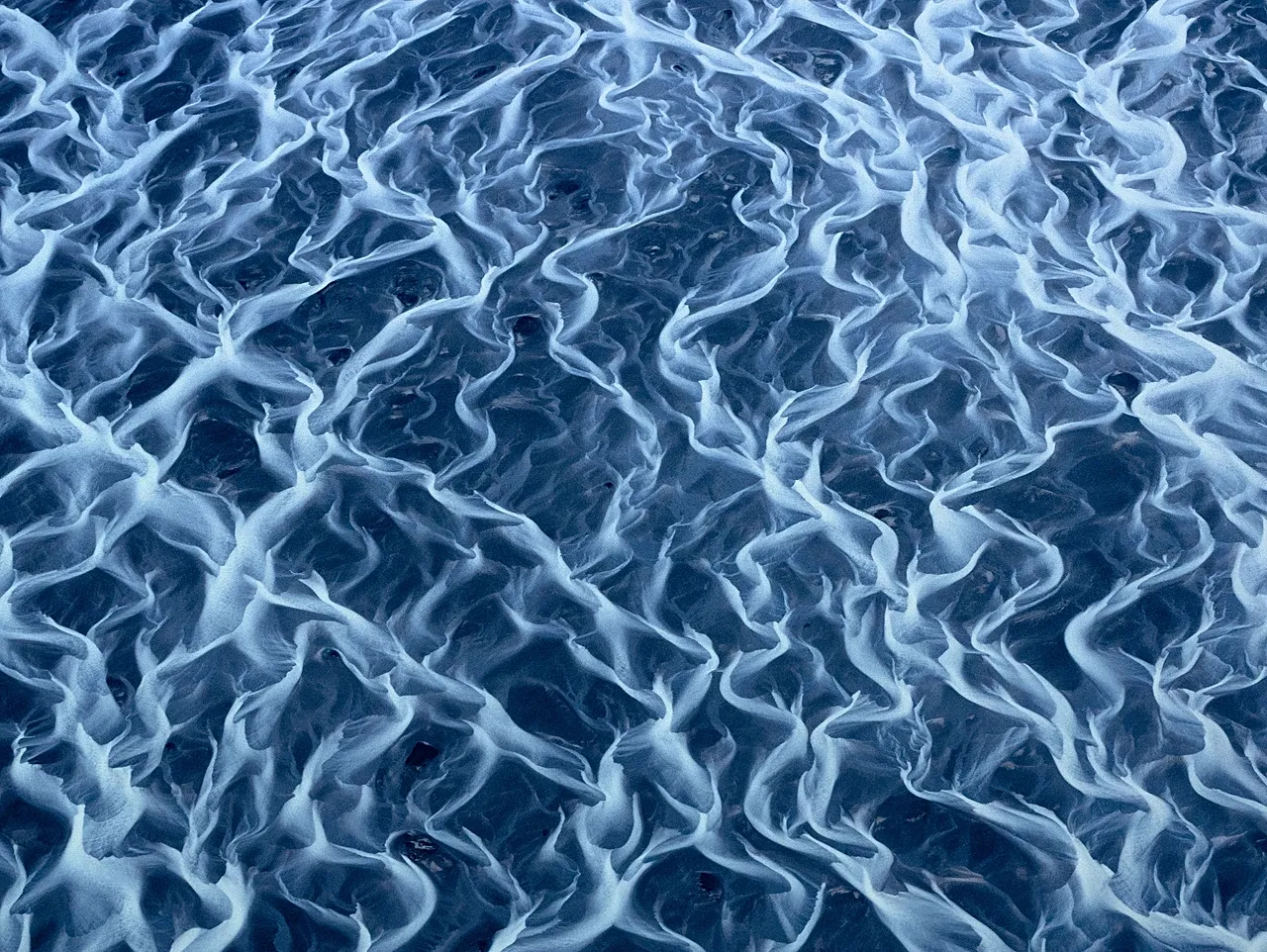 « Motifs : l'art du monde naturel » : « Les rivières tressées d'Islande se déploient comme un tissu tissé – des fils d'eau glaciaire s'enroulant à travers le sable volcanique ».