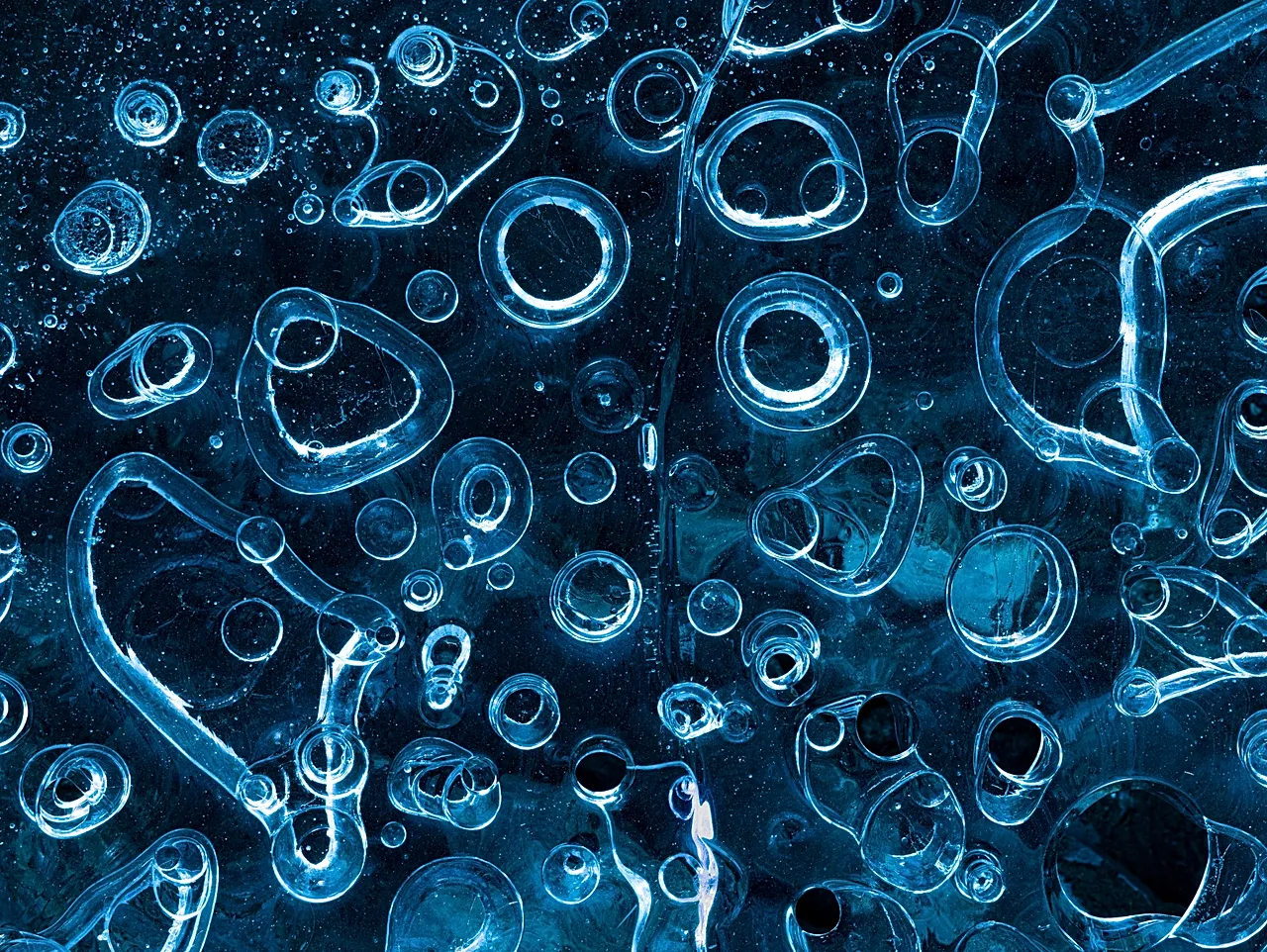 Les anneaux délicats laissés sur le sol d'une grotte de glace alors que les eaux de crue se retiraient du plus grand glacier d'Europe, le Vatnajökull en Islande.