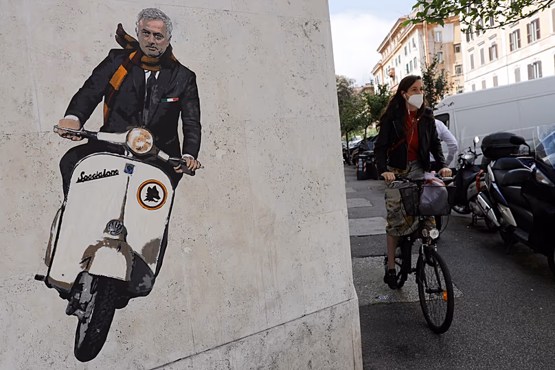 José Mourinho sur un scooter Vespa dans le quartier Testaccio de Rome