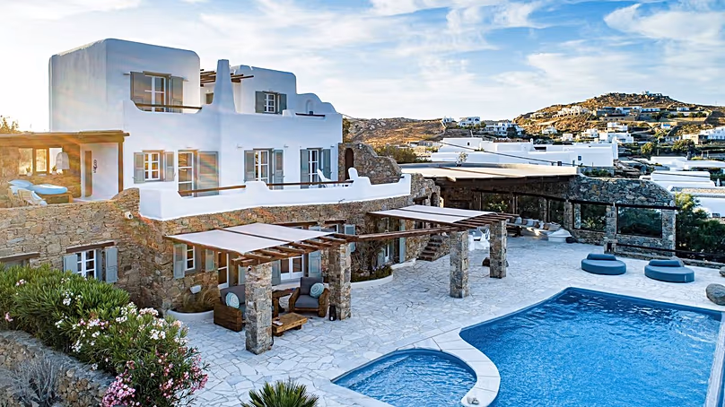 La Villa Melangio surplombe la baie d'Ornos