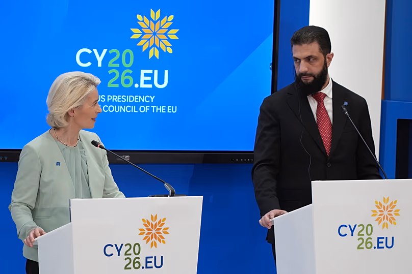 La présidente de la Commission européenne Ursula von der Leyen et le président syrien Ahmad al-Sharaa participent à une conférence de presse à Nicosie, le 24 avril 2026.