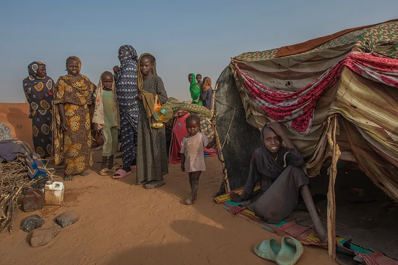 Familles nouvellement déplacées aux limites de Tawila, fuyant les zones déchirées par le conflit. Cet afflux a plongé Tawila dans l’une des crises humanitaires les plus aiguës au monde (janvier 2026).