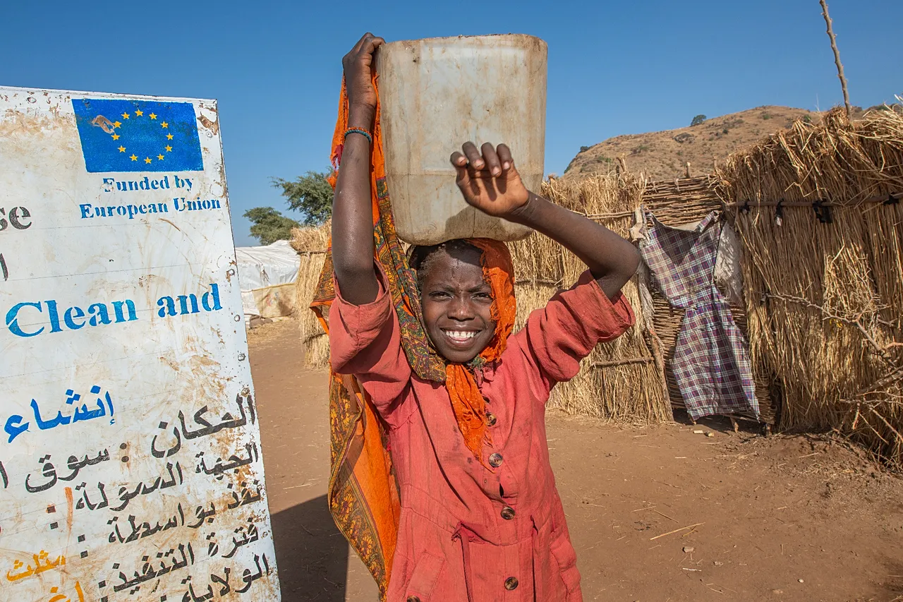 Aux points d'eau du camp, les femmes et les enfants attendent parfois des heures pour remplir les bidons. Seule une fraction des personnes disposent d’un accès fiable (janvier 2026).