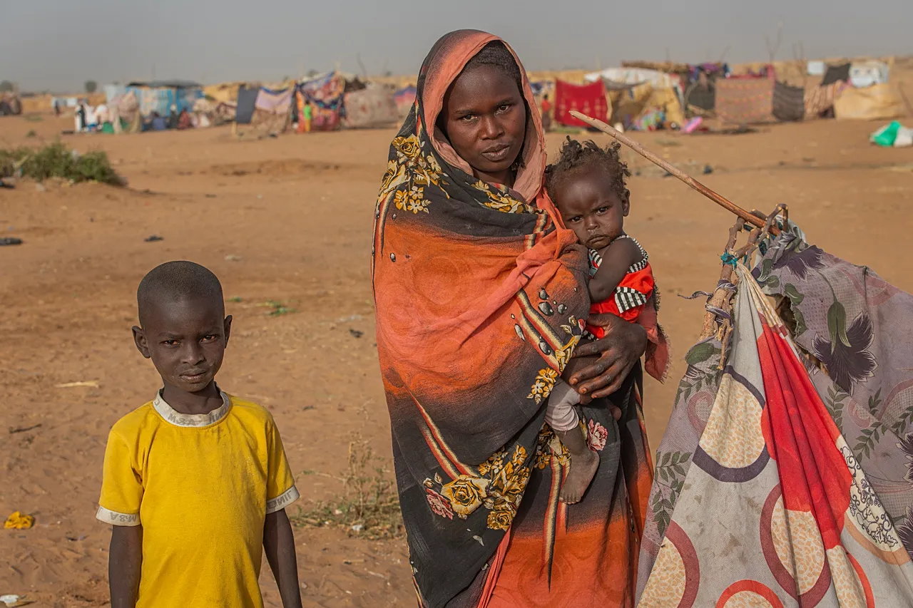 Tentes, tissus et cartons forment des habitations fragiles. De nombreuses familles déclarent ne manger qu’une fois par jour, ce qui met en évidence le lien entre la pénurie alimentaire et la détérioration de la santé des enfants (2026).
