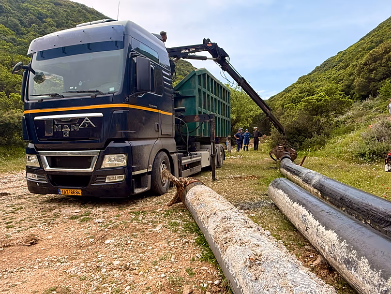 Ithaque - Dépose d'une cage à poissons