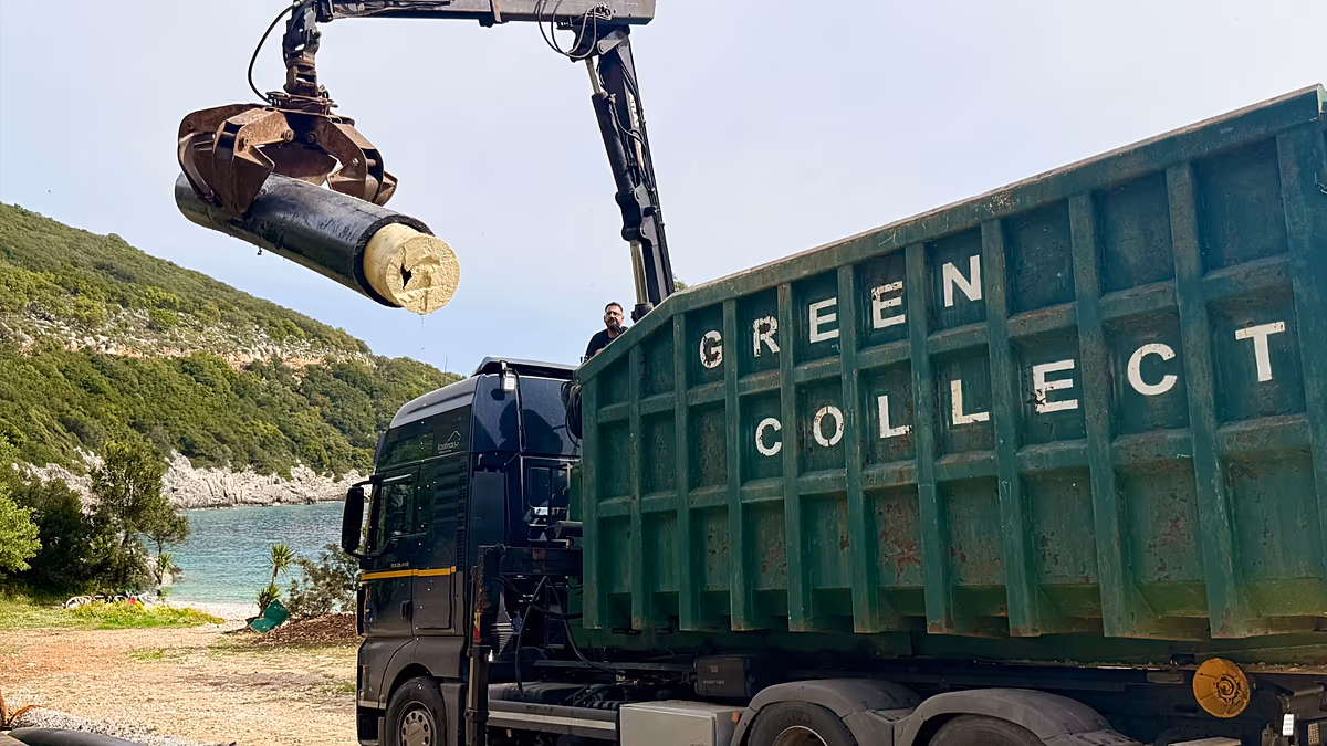« Des fermes piscicoles abandonnées partout » : une île grecque aux prises avec des débris polluant la mer Ionienne