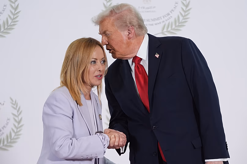 Le président américain Donald Trump salue la Première ministre italienne Giorgia Meloni lors du sommet à Charm el-Cheikh, le 13 octobre 2025.