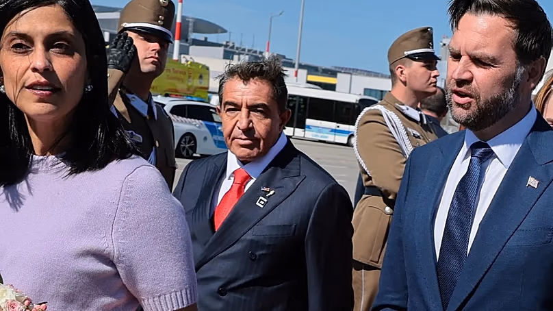 Paolo Zampolli, au centre, marche sur le tapis rouge après son arrivée à l'aéroport international Ferenc Liszt de Budapest, le 7 avril 2026.