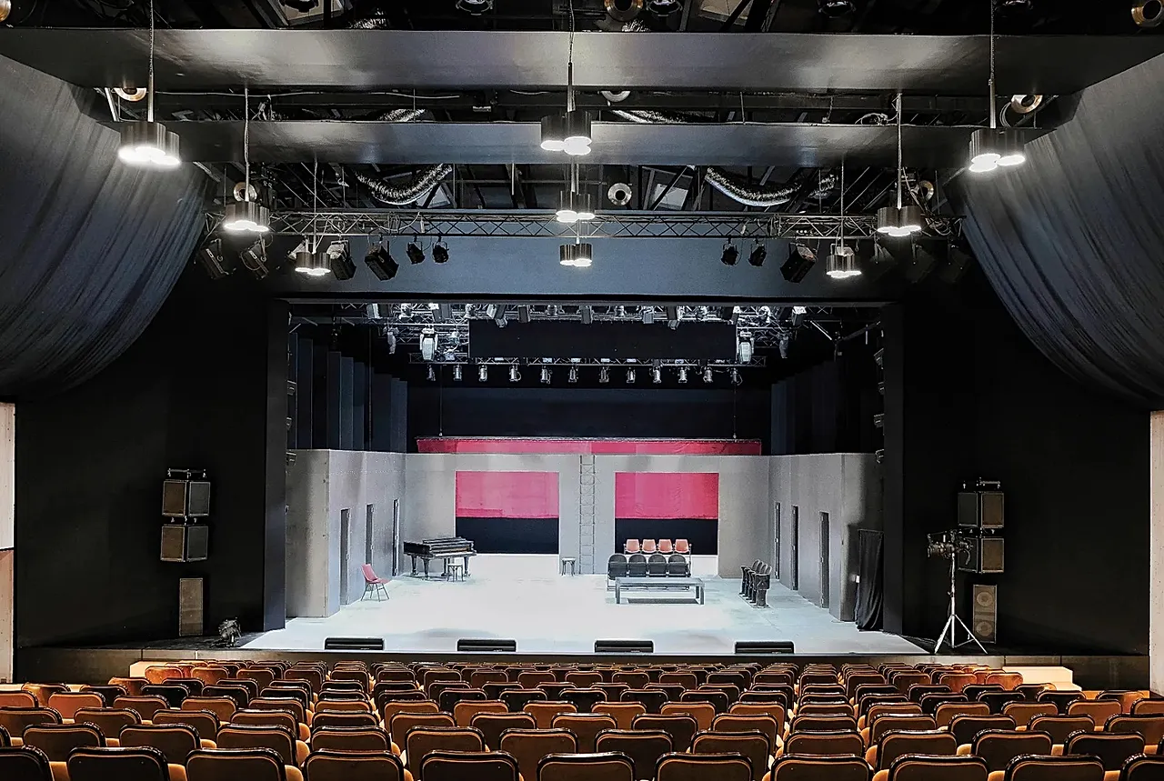 Espaces temporaires pour le théâtre dramatique national slovène de Vidic Grohar Arhitekti.