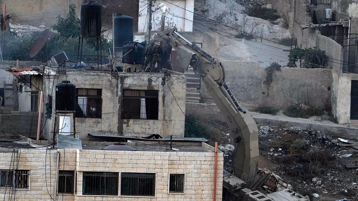 Vérification des faits : une vidéo montre-t-elle des soldats israéliens poussant des corps depuis un toit ?