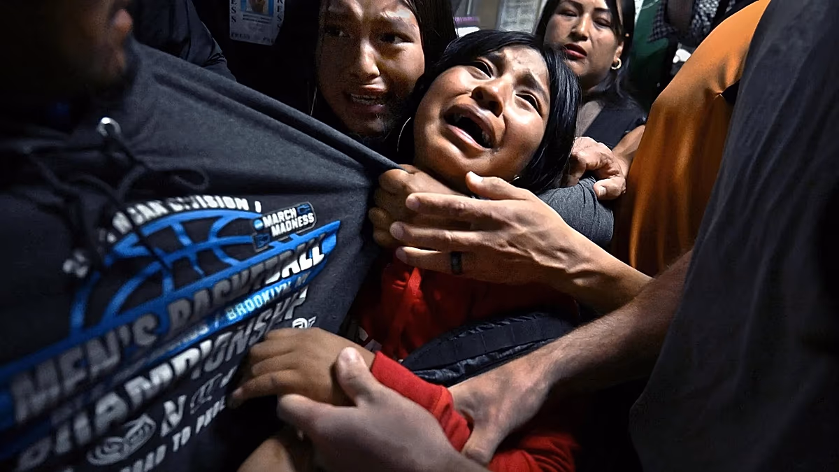 L'image poignante d'enfants accrochés à leur père détenu est nommée World Press Photo de l'année