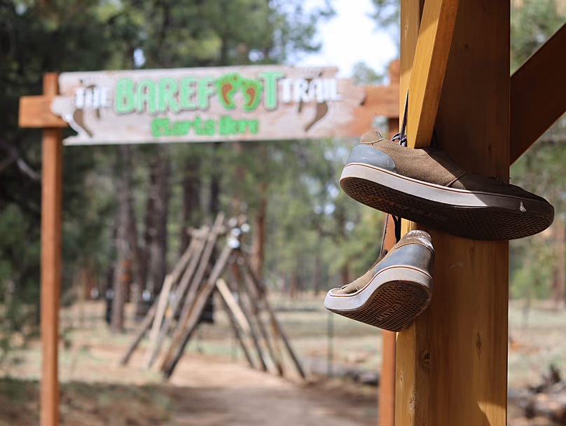 Des chaussures sont suspendues près de l'entrée d'un sentier pieds nus près de Flagstaff, en Arizona, le jeudi 16 avril 2026.