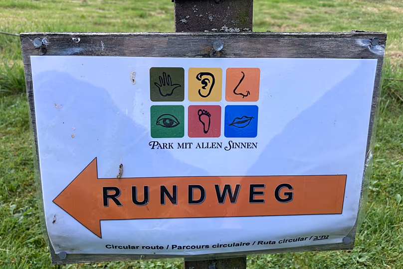 Un panneau au Parc pour tous les sens, connu localement sous le nom de Park Mit Allen Sinnen, est affiché le jeudi 8 août 2024 à Gutach, en Allemagne.