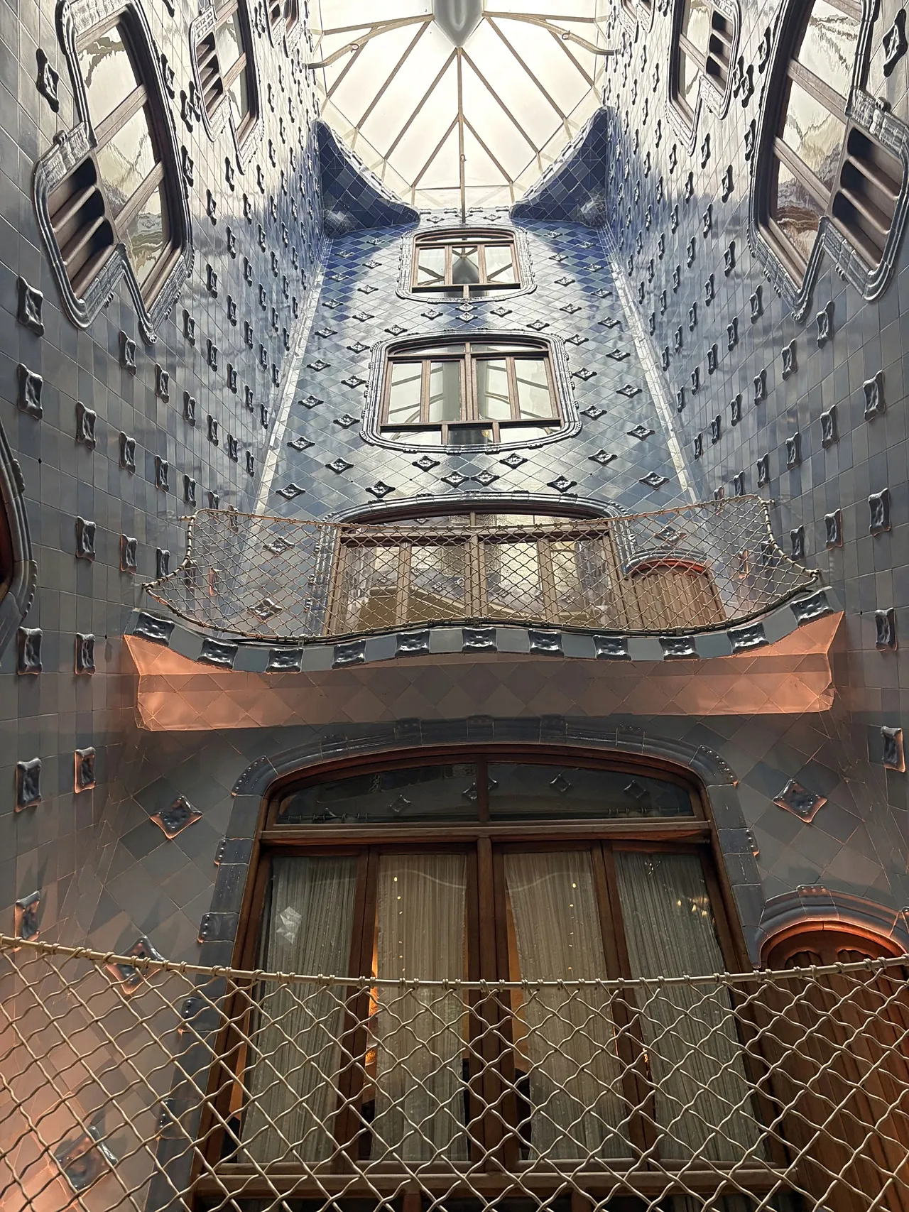 Puits de lumière central de la Casa Batllo, Barcelone, Catalogne, Espagne, 2026.