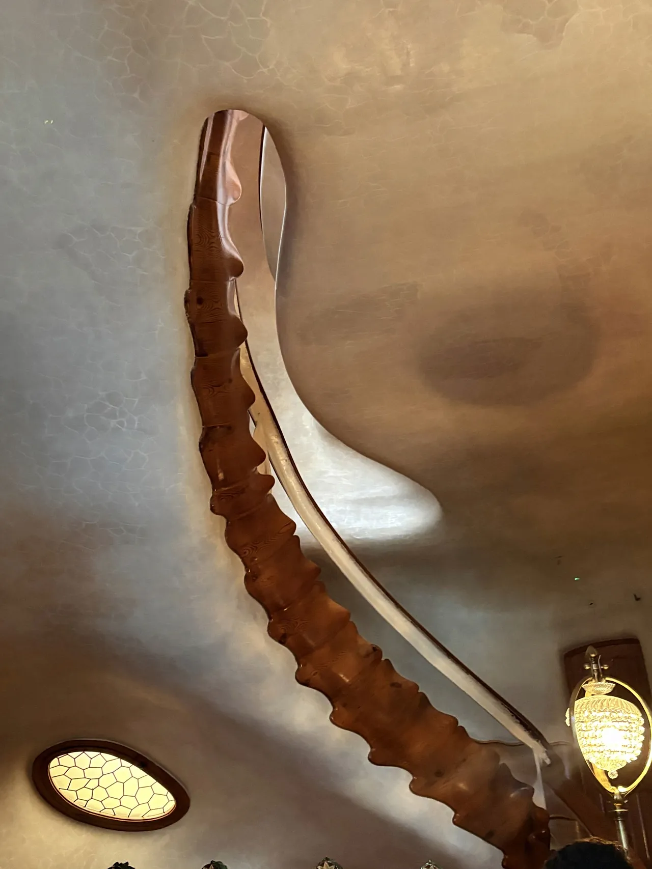 Escalier incurvé et plafond de la Casa Batllo, Barcelone, Catalogne, Espagne, 2026.
