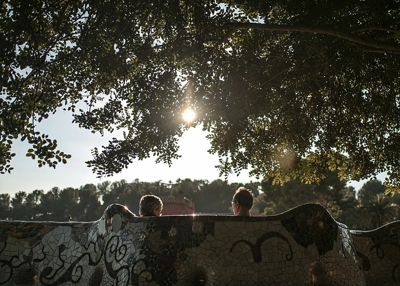 DOSSIER – Un couple se repose sur la terrasse du parc Guell d’Antoni Gaudi à Barcelone, Catalogne, Espagne, décembre 2015.