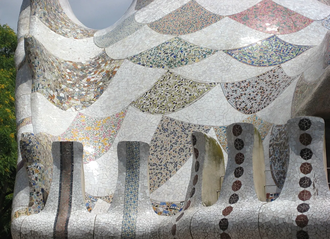 DOSSIER – Sur cette photo prise le 13 juillet 2008, un détail des sculptures en mosaïque du parc Guell est représenté, à Barcelone, en Catalogne, en Espagne.