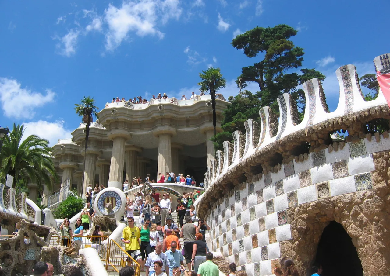 DOSSIER – Sur cette photo prise le 13 juillet 2008, des visiteurs se promènent dans le parc Guell à Barcelone, en Catalogne, en Espagne.