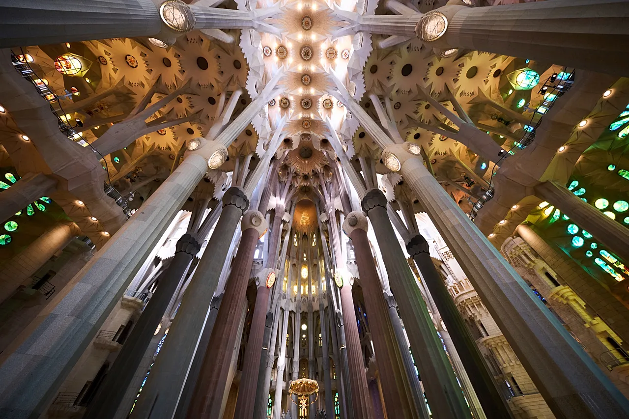 DOSSIER – Vue de l’intérieur de la Sagrada Familia à Barcelone, Catalogne, Espagne, septembre 2025.