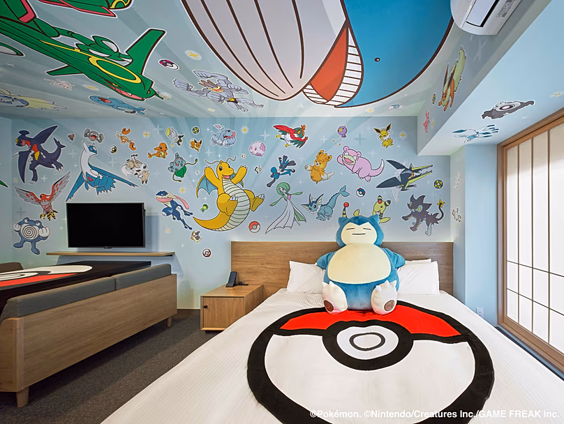 Sur le lit, les visiteurs trouveront une peluche géante Ronflex.