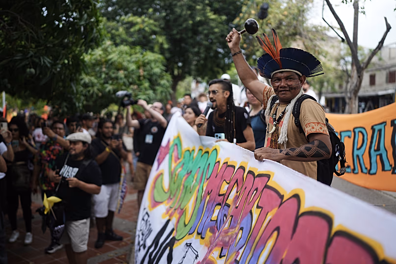 Des militants participent à une manifestation lors d'une conférence visant à abandonner les combustibles fossiles, le lundi 27 avril 2026, à Santa Marta, en Colombie.