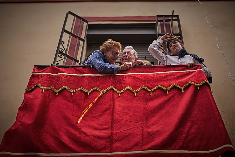Un homme fond en larmes tandis qu'une image de la Vierge Marie est portée en procession dans les rues de Séville pendant la Semaine Sainte, le dimanche 13 avril 2025.