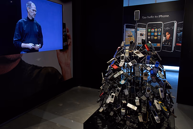 Des téléphones et une vidéo de l'ancien PDG d'Apple, Steve Jobs, sont visibles au nouveau Apple Museum.