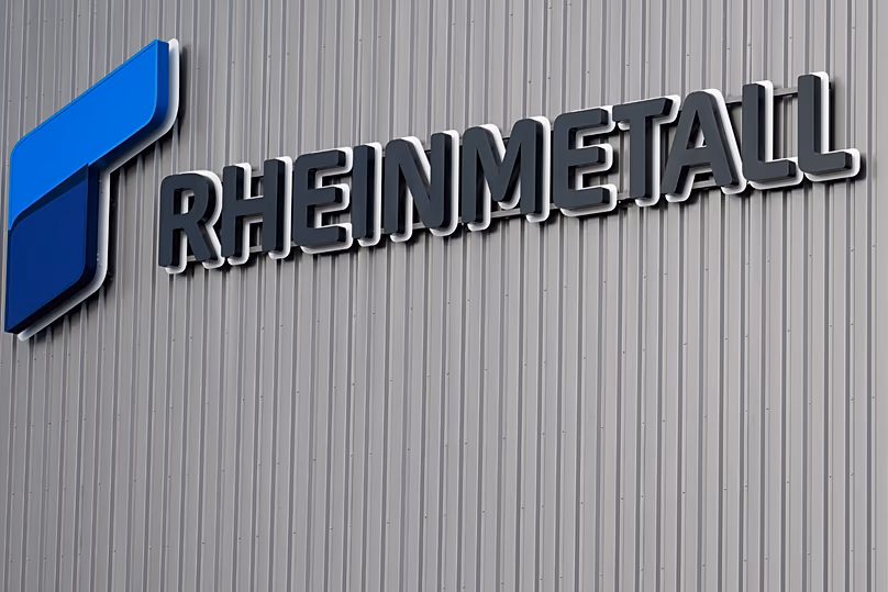 Le logo du fabricant d'armes allemand Rheinmetall est représenté à Unterlüß, le 27 août 2025.