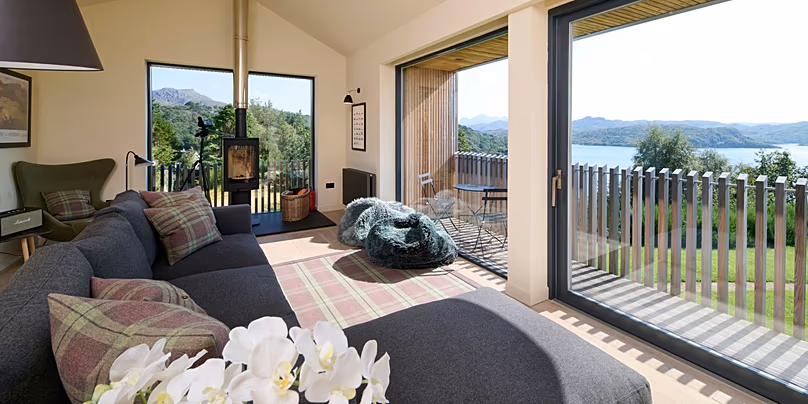 L'espace de vie du premier étage dispose de baies vitrées pour profiter au maximum de la vue.