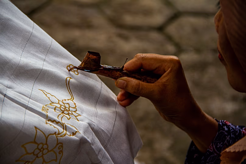 Vous pouvez essayer le batik, une technique de teinture de tissus, en Indonésie