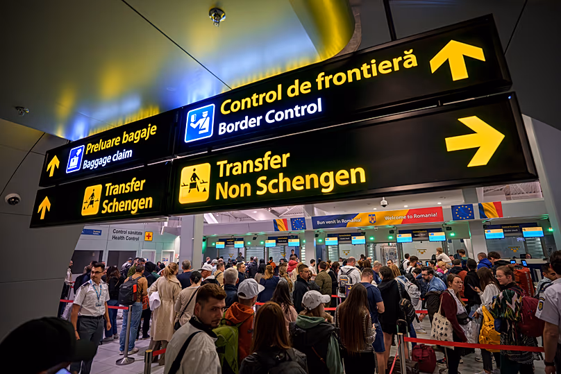Passagers arrivant à l'aéroport international Henri Coanda en Roumanie