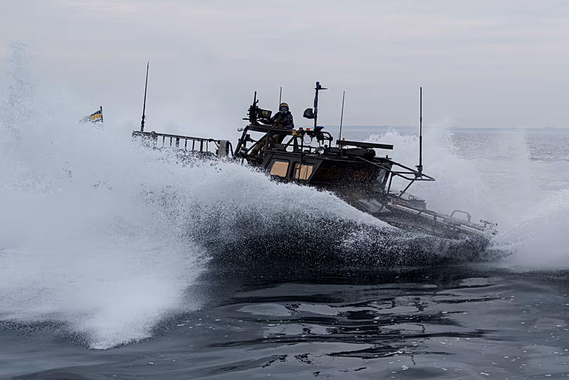 Un bateau militaire ukrainien CB90 des forces navales militaires patrouille le long de la côte de la mer Noire, dans la région d'Odessa, en Ukraine, le 27 mars 2025.