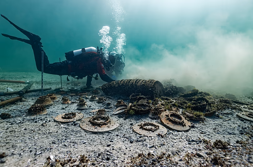 Pas de mines, mais une découverte spectaculaire de céramique dans le lac de Neuchâtel en Suisse