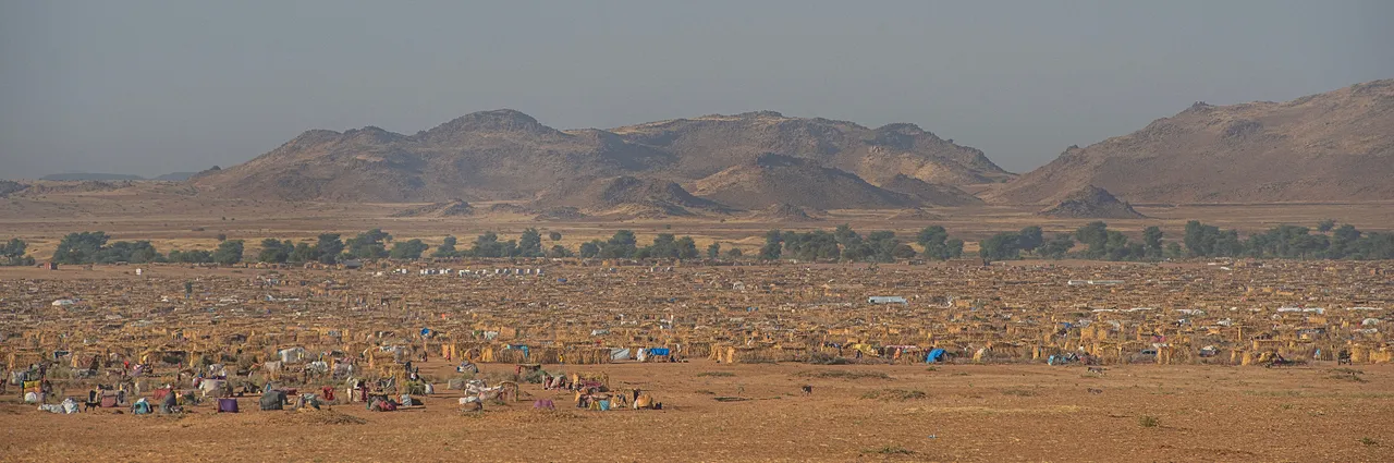 Une vue panoramique de Tawila montre l’ampleur du déplacement interne au Nord Darfour. Les abris informels mettent à rude épreuve l’approvisionnement en eau, l’assainissement, les services de santé et l’assistance alimentaire (2026).