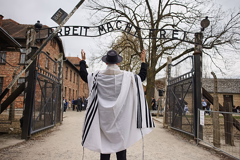 Un homme se tient devant l