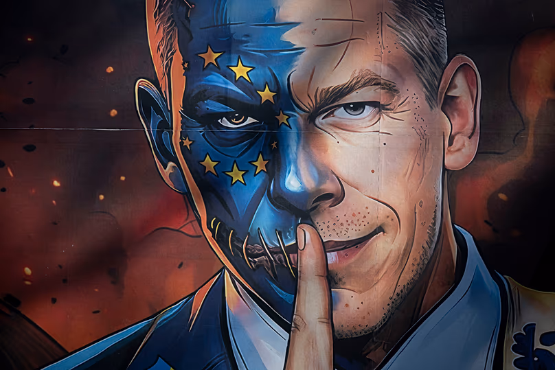 Une affiche de campagne montre Péter Magyar, le leader de l'opposition, comme un homme à deux visages, commandé par l'UE