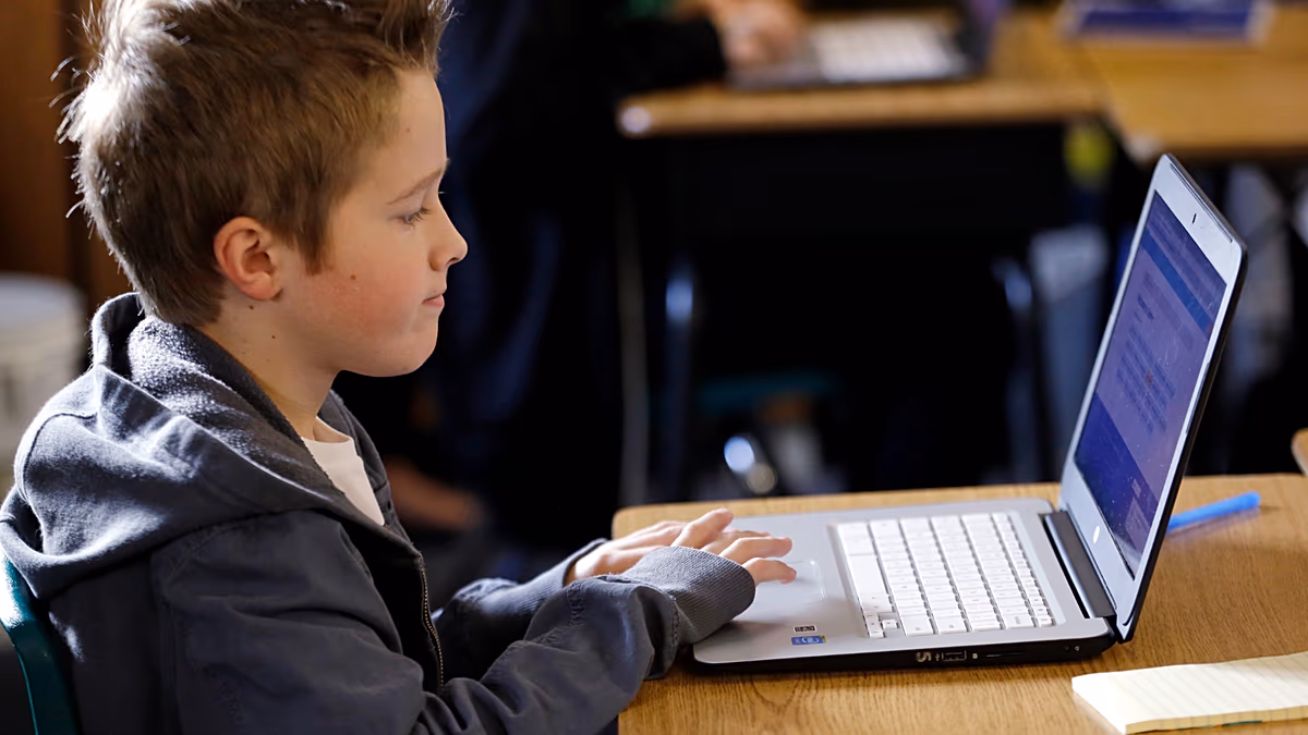 Faites défiler, aimez, répétez : Comment l'UE envisage de renforcer la protection des enfants en ligne