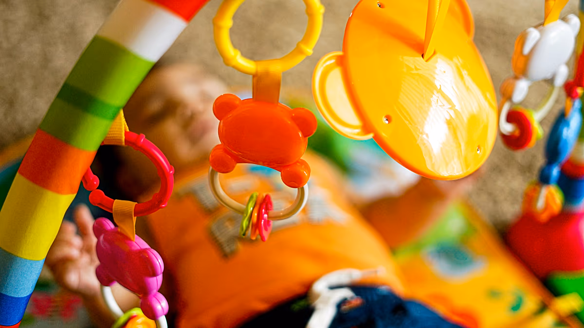 Implants mammaires, jouets pour bébé, peinture : les surprenantes sources quotidiennes de microplastiques