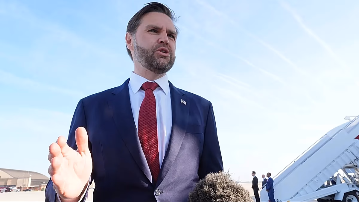 JD Vance avertit l'Iran de ne pas « jouer » avec les États-Unis lors des négociations prévues au Pakistan