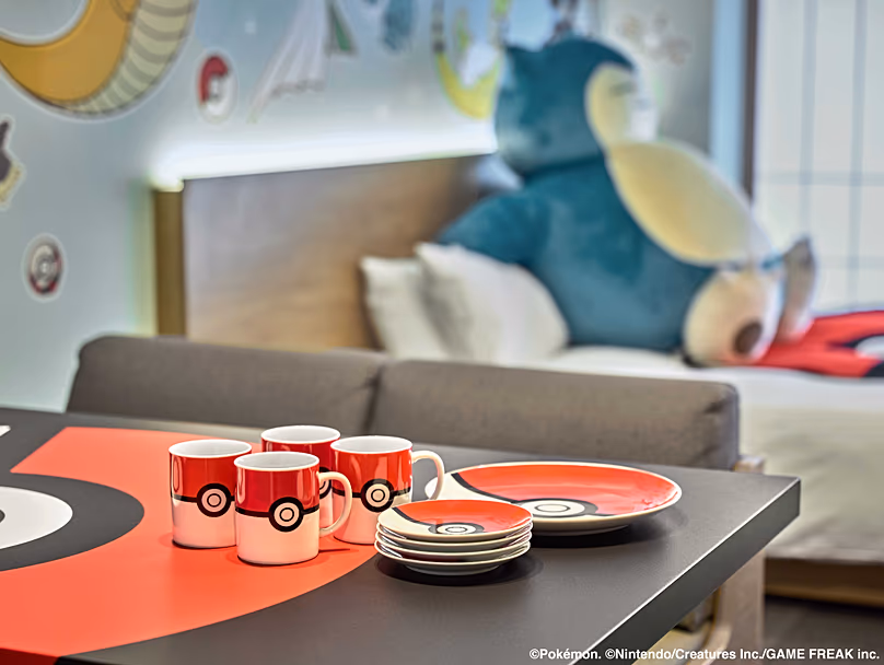 Les tables à manger, la vaisselle et le linge de lit sont inspirés du Poké Ball.